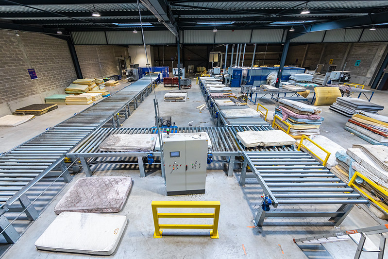 Atelier de traitement de matelas Envie 2E Lorraine — convoyeur et tri automatisé