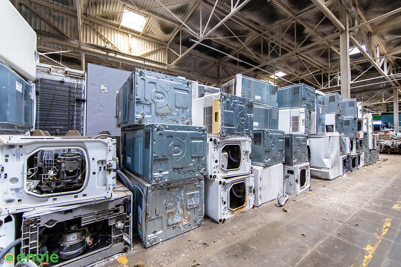 Entrepôt logistique DEEE Envie 2E Lorraine à Toul — appareils électroménagers stockés pour tri et recyclage